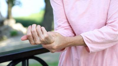 Articulations et rhumatismes : pourquoi sont-ils plus douloureux en hiver ?